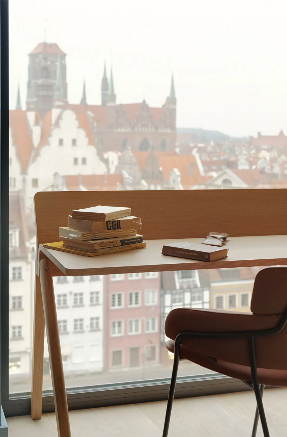 Тёплый современный дизайн с видом на 1000 лет истории: квартира в Гданьске - Gallery image 16