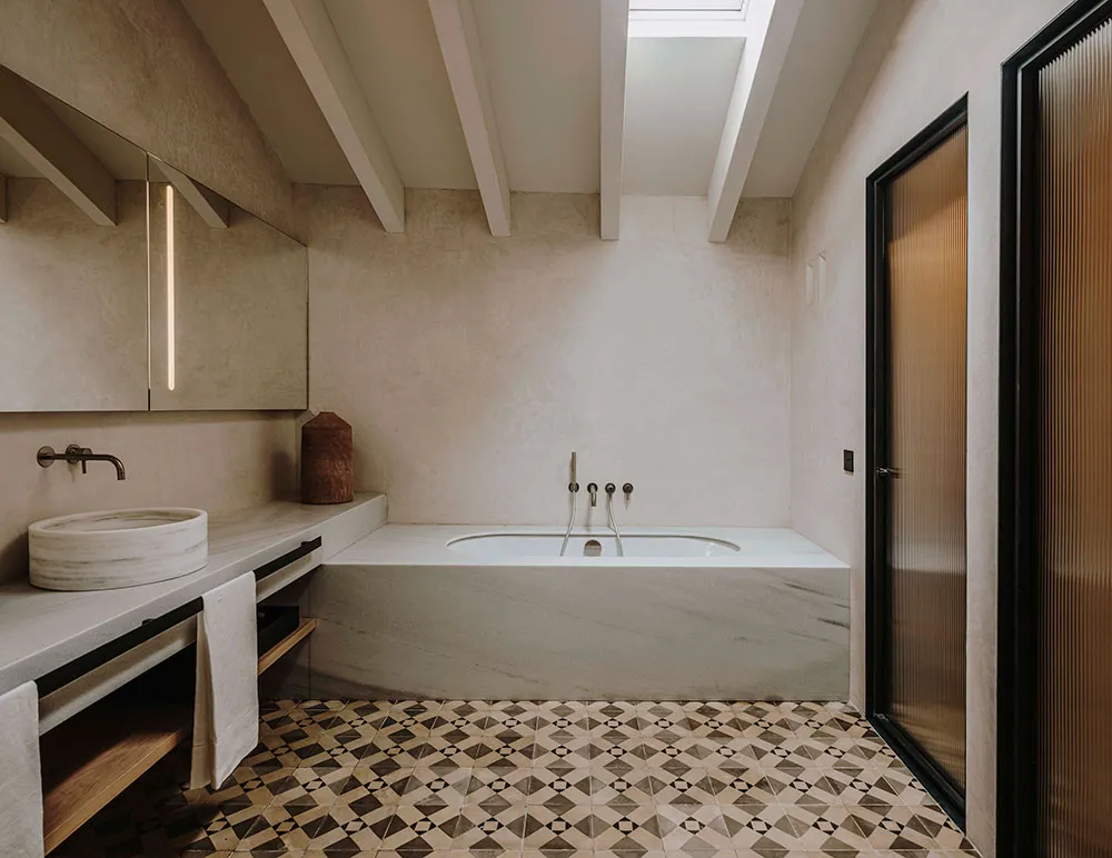 Warmes Minimalismus im Design eines traditionellen Hauses auf Mallorca - Gallery image 11