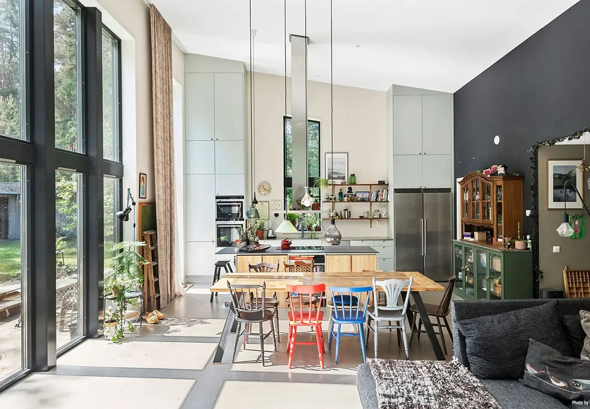 Moderne Hütte mit einflügiger Dachform und geräumiger Wohnzimmer - Gallery image 6