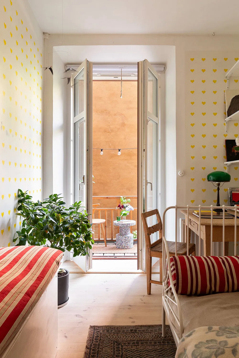 Drewniana piec i meble sztuczne: ciepły mieszkanie w Szwecji (78 m²) - Gallery image 21