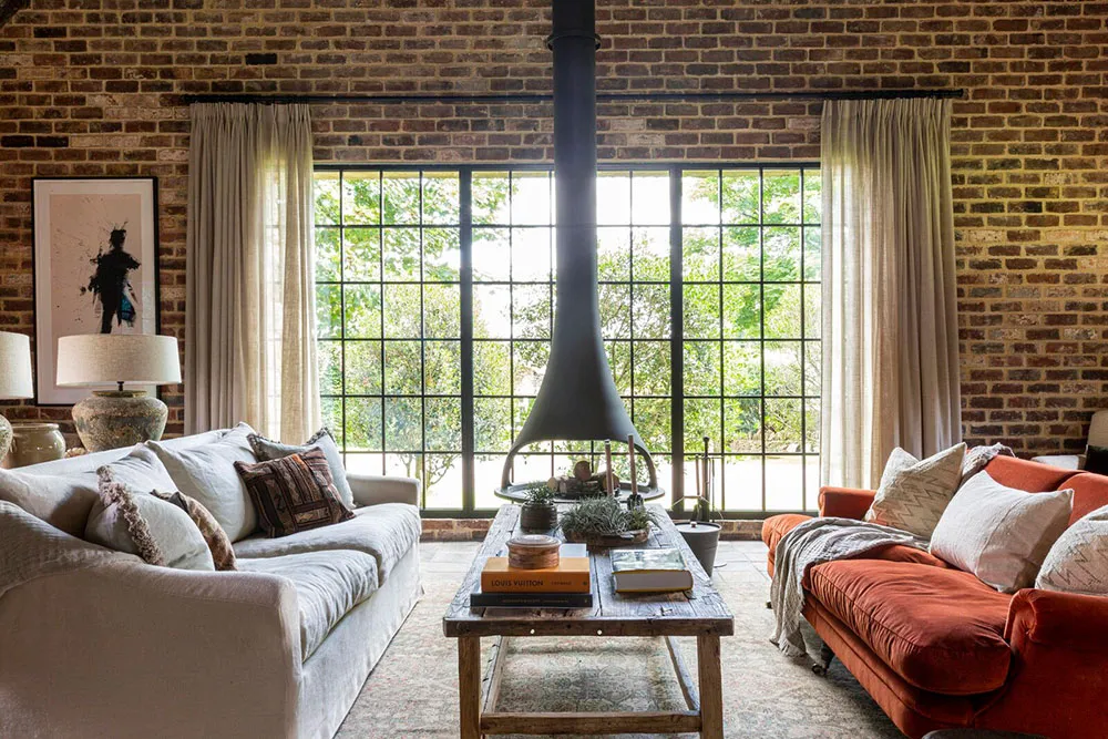 Beauty of Rough Wood and Brick: Cozy Barn in England - Gallery image 2