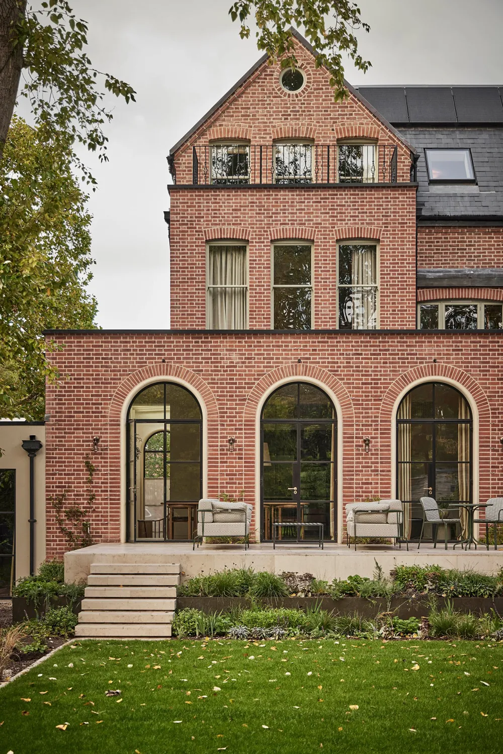 Тонкий микс стилей і атмосферні натуральні відтінки: будинок у Лондоні - Gallery image 1