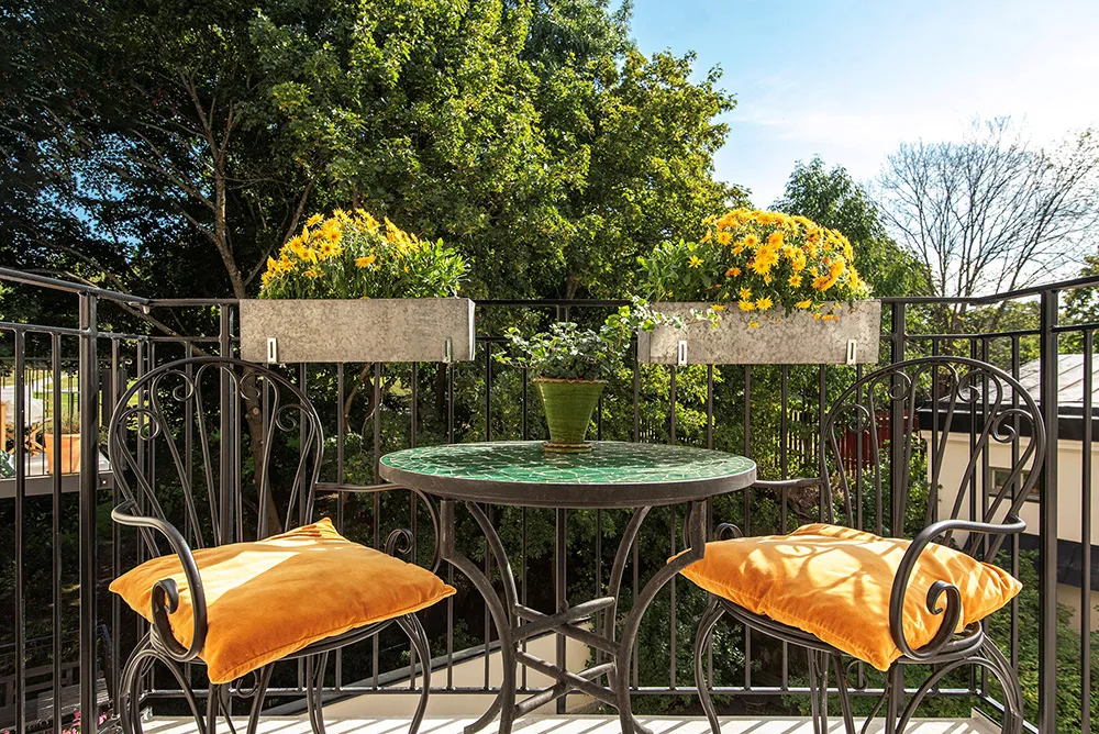 Teintes agréables de jaune dans un appartement scandinave lumineux (66 m²) - Gallery image 5