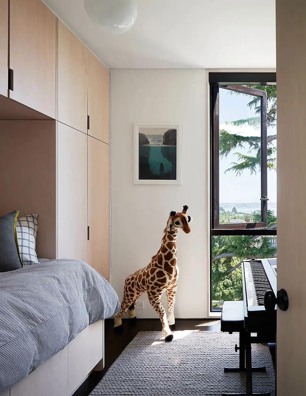 Современный дизайн во всей красоте: стильный и уютный дом с бассейном в Сиэтле - Gallery image 17