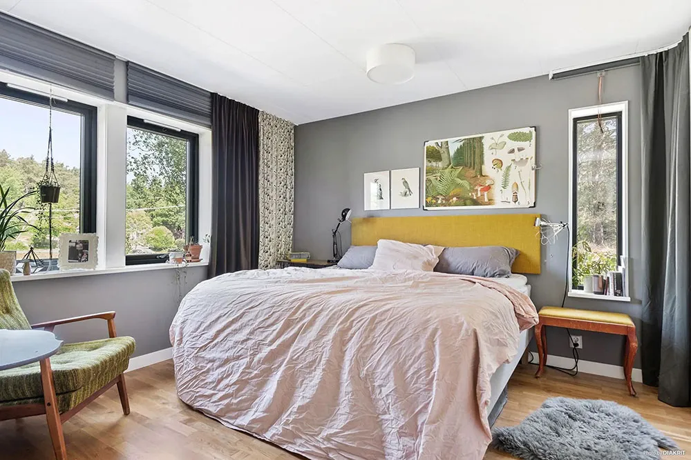 Moderne Hütte mit einflügiger Dachform und geräumiger Wohnzimmer - Gallery image 10