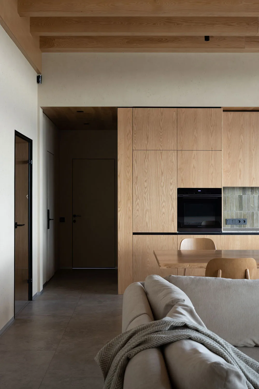 Теплий сучасний інтер'єр біля Дніпра - Gallery image 20