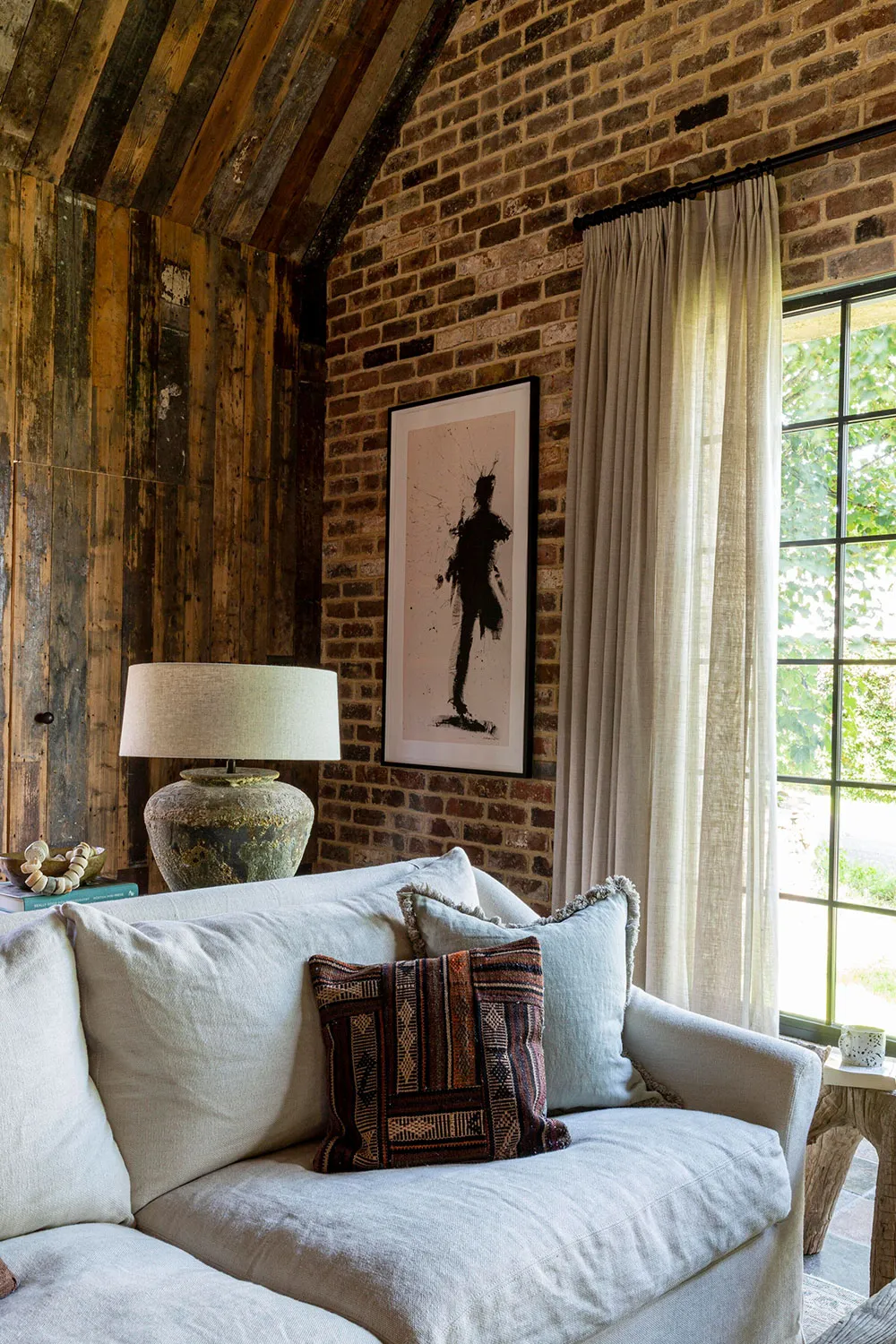 Beauty of Rough Wood and Brick: Cozy Barn in England - Gallery image 3