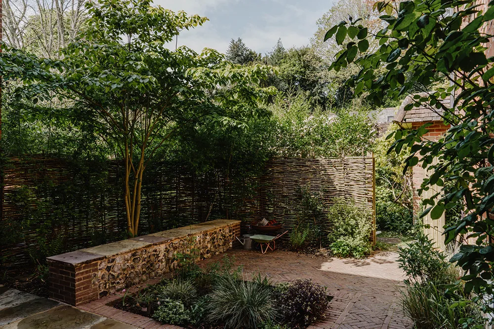 Przyjazne szaro-beżowe wnętrza wiktoriańskiego mieszkania w Anglii - Gallery image 10