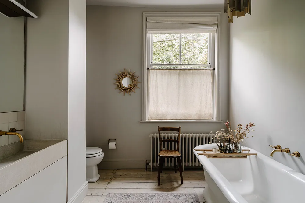 Przyjazne szaro-beżowe wnętrza wiktoriańskiego mieszkania w Anglii - Gallery image 17