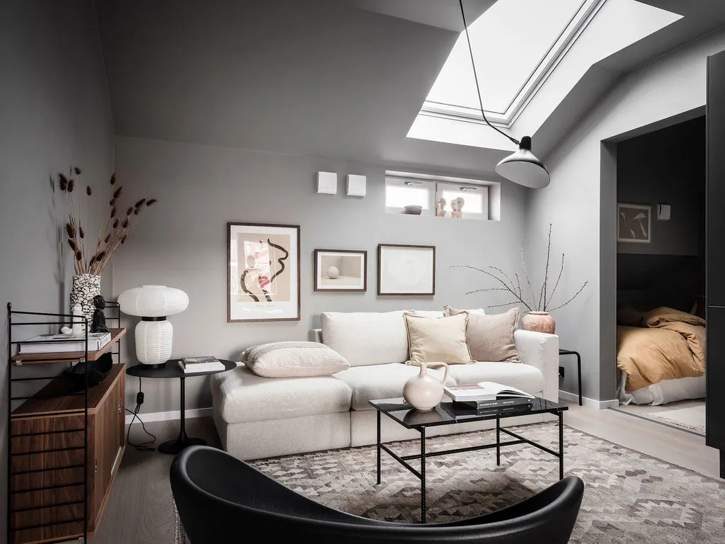 Stylowy czarno-biały интерьер małej mieszkania na dachu (34 m²) - Gallery image 2