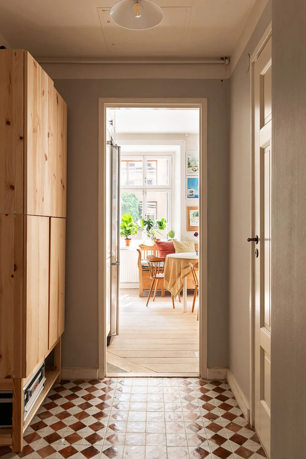 Drewniana piec i meble sztuczne: ciepły mieszkanie w Szwecji (78 m²) - Gallery image 16