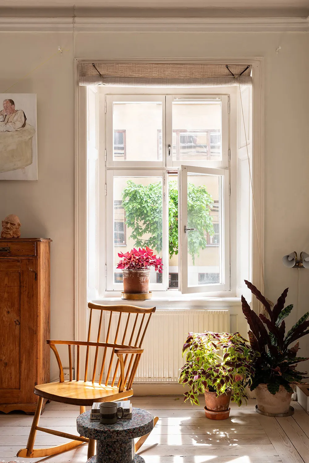 Drewniana piec i meble sztuczne: ciepły mieszkanie w Szwecji (78 m²) - Gallery image 9