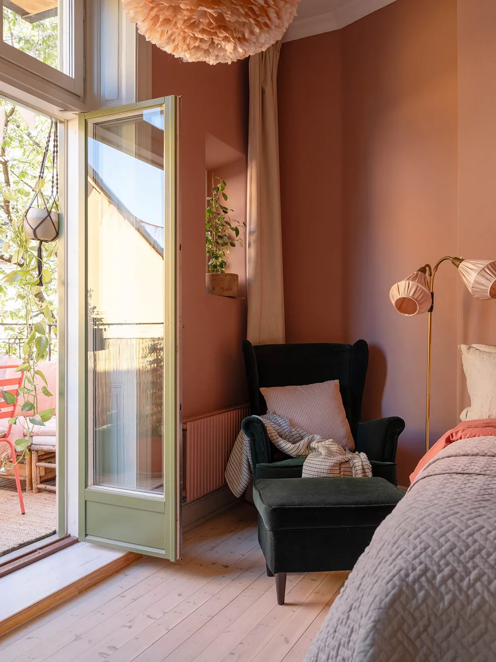Atmosphärische Wohnzimmer und rosa Schlafzimmer: Wohnung in Stockholm (83 qm) - 12