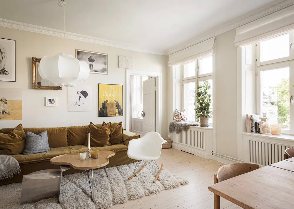 Teintes agréables de jaune dans un appartement scandinave lumineux (66 m²) - Gallery image 2