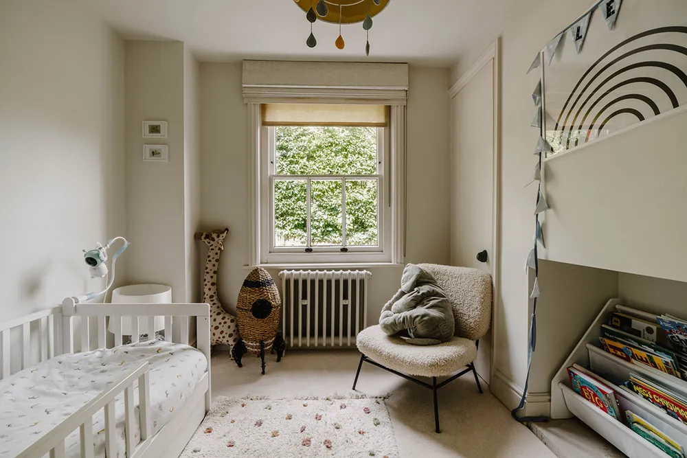 Przyjazne szaro-beżowe wnętrza wiktoriańskiego mieszkania w Anglii - Gallery image 16