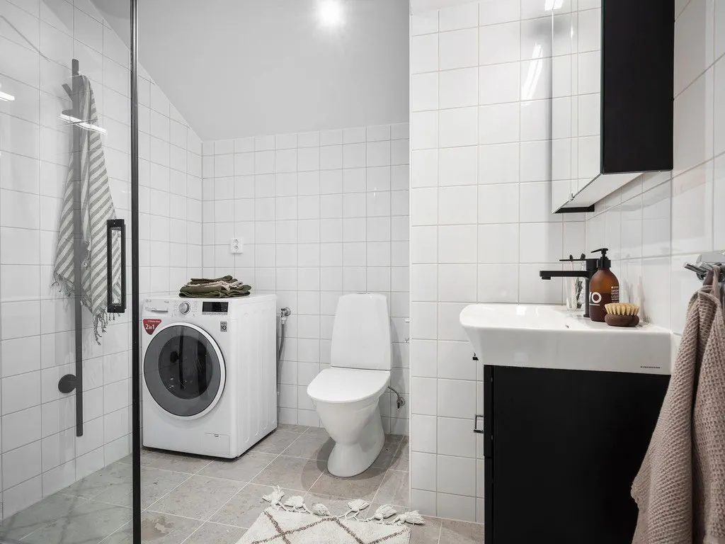 Stylowy czarno-biały интерьер małej mieszkania na dachu (34 m²) - Gallery image 16