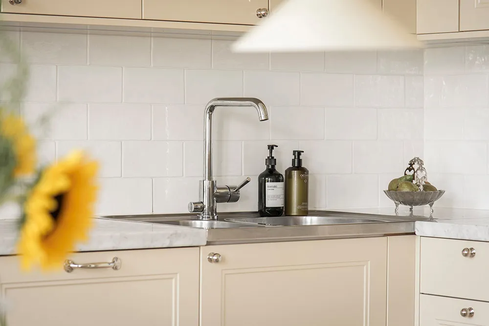 Teintes agréables de jaune dans un appartement scandinave lumineux (66 m²) - Gallery image 9