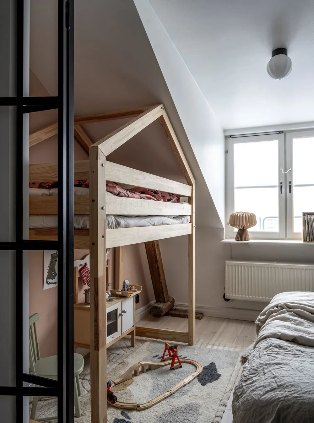 Stylowa mieszkania na dachu z belkami i czarnymi akcentami w dekoracji (45 m²) - 11