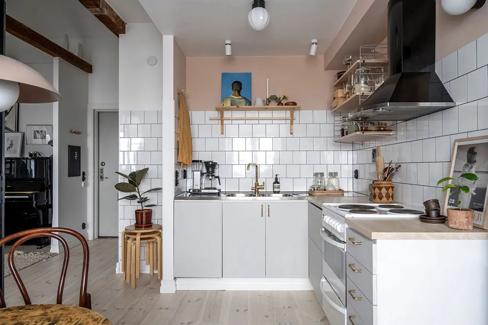 Stylowa mieszkania na dachu z belkami i czarnymi akcentami w dekoracji (45 m²) - 14