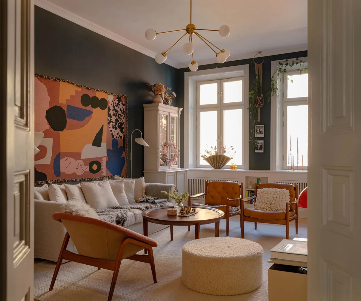 Atmosphärische Wohnzimmer und rosa Schlafzimmer: Wohnung in Stockholm (83 qm)