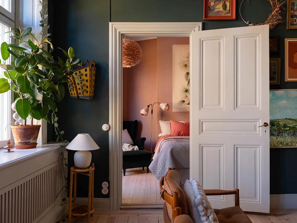 Atmosphärische Wohnzimmer und rosa Schlafzimmer: Wohnung in Stockholm (83 qm) - 7