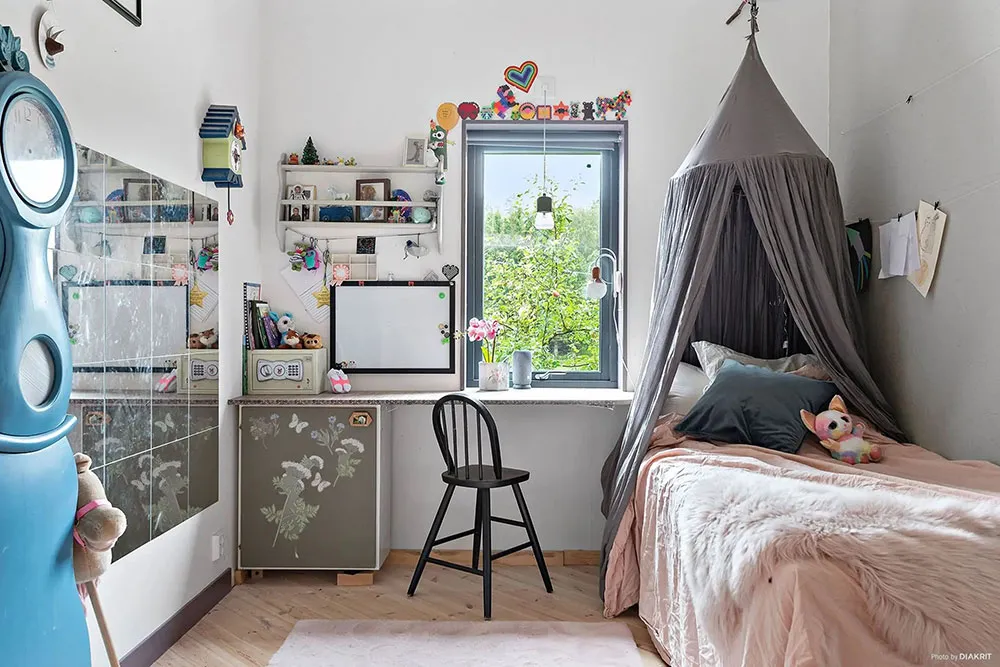 Moderne Hütte mit einflügiger Dachform und geräumiger Wohnzimmer - Gallery image 12