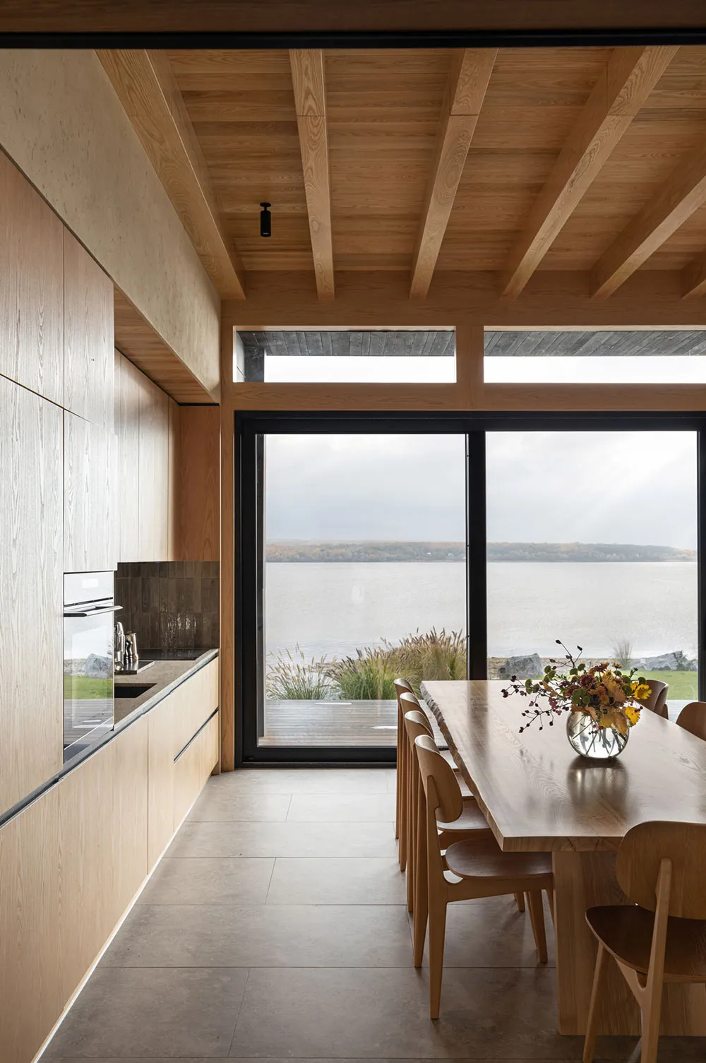 Теплий сучасний інтер'єр біля Дніпра - Gallery image 1