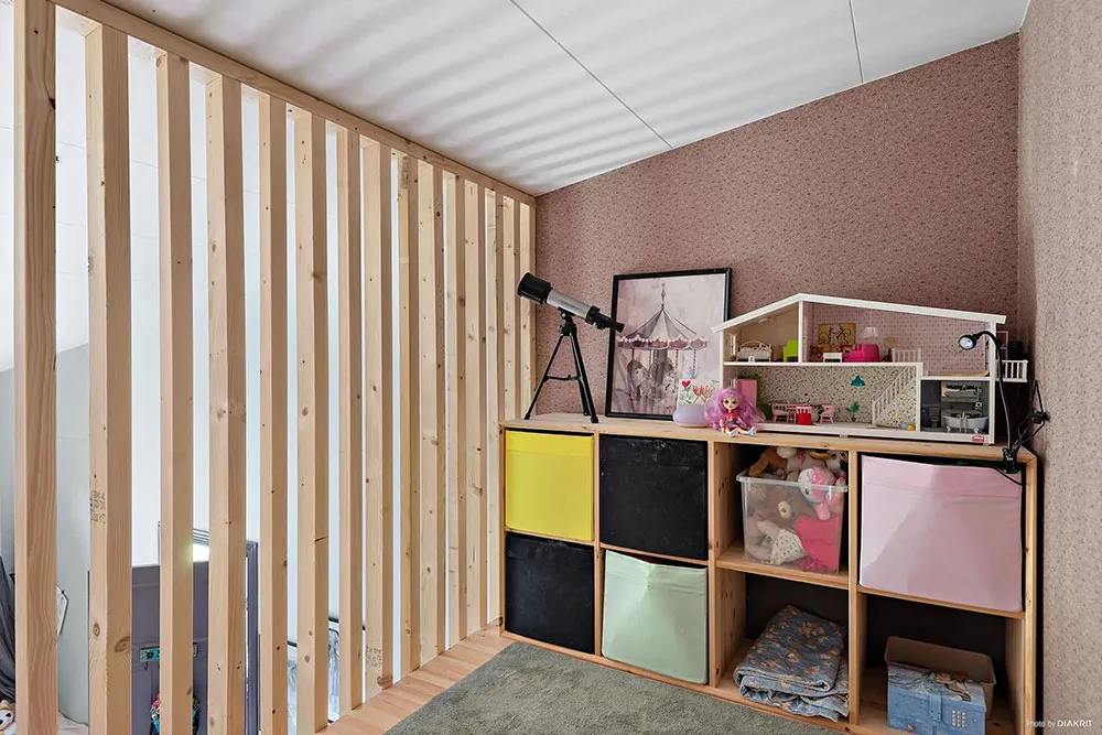 Moderne Hütte mit einflügiger Dachform und geräumiger Wohnzimmer - Gallery image 14