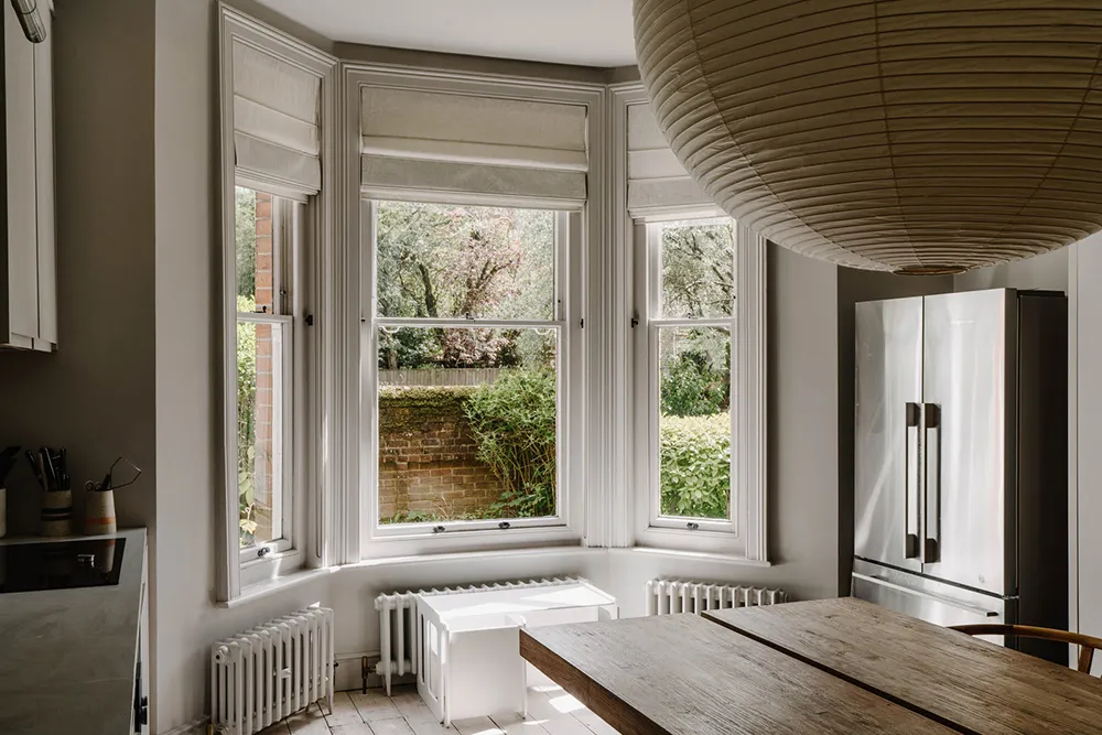 Przyjazne szaro-beżowe wnętrza wiktoriańskiego mieszkania w Anglii - Gallery image 5