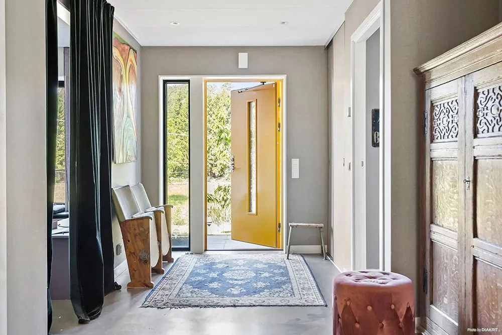 Moderne Hütte mit einflügiger Dachform und geräumiger Wohnzimmer - Gallery image 9