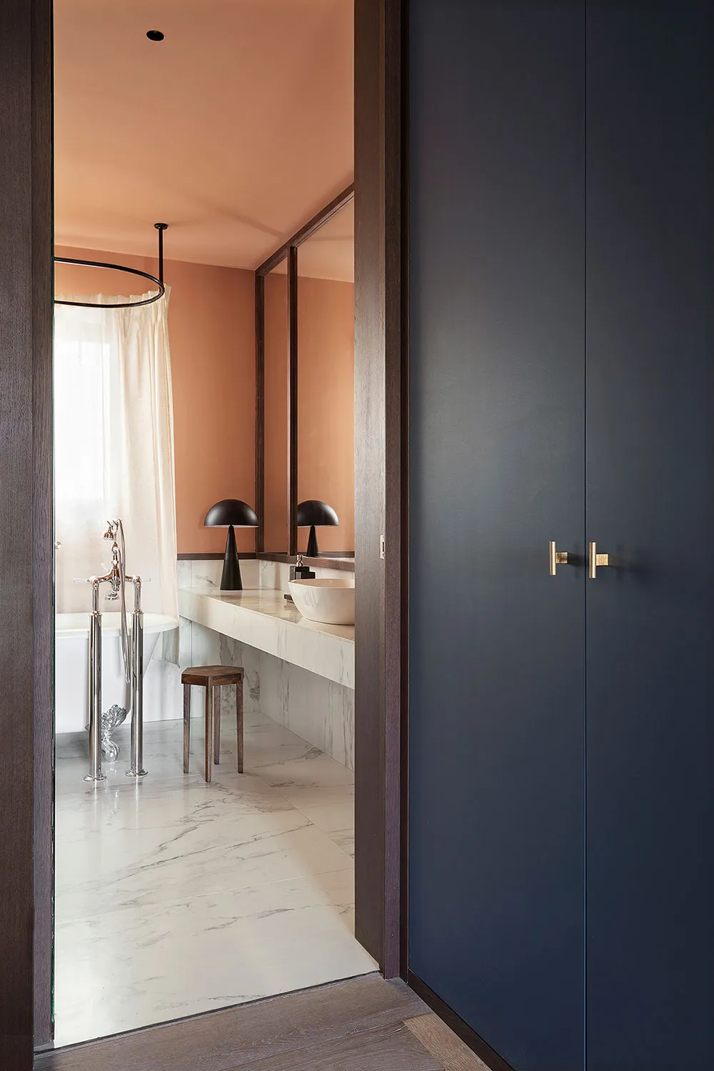 Elegante estilo mid-century en el diseño de un apartamento en Barcelona - Gallery image 14