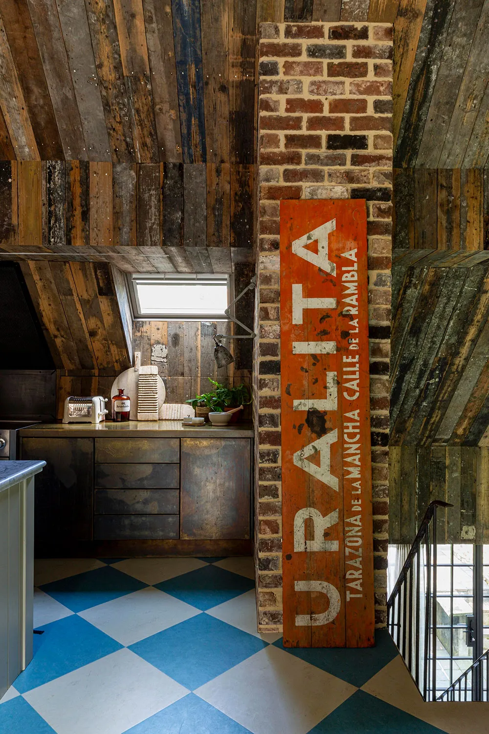 Beauty of Rough Wood and Brick: Cozy Barn in England - Gallery image 9