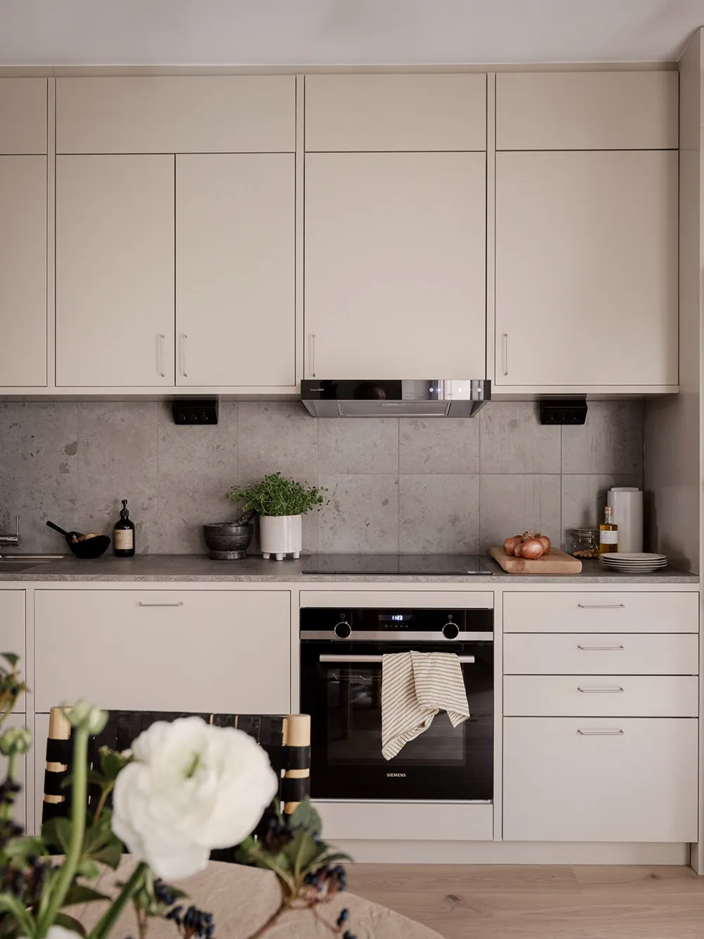 Приємний нейтральний інтер'єр у Швеції з теплими деталями (84 кв. м) - Gallery image 8