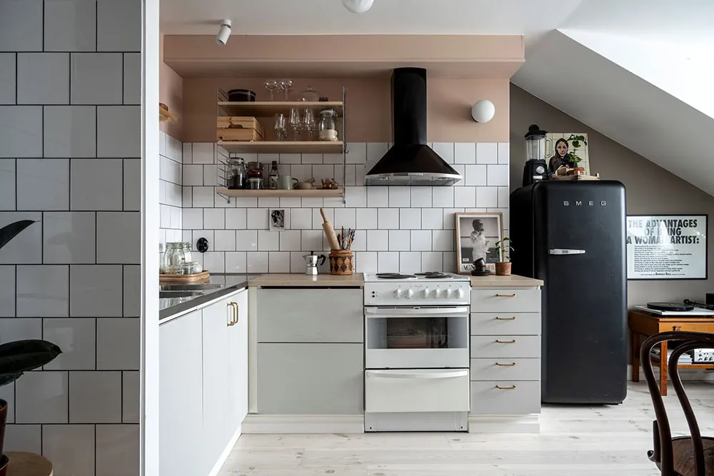 Stylowa mieszkania na dachu z belkami i czarnymi akcentami w dekoracji (45 m²) - 8