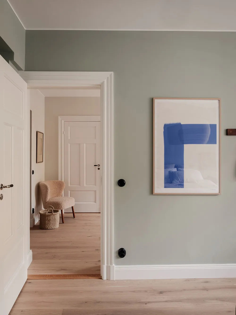 Приємний нейтральний інтер'єр у Швеції з теплими деталями (84 кв. м) - Gallery image 21