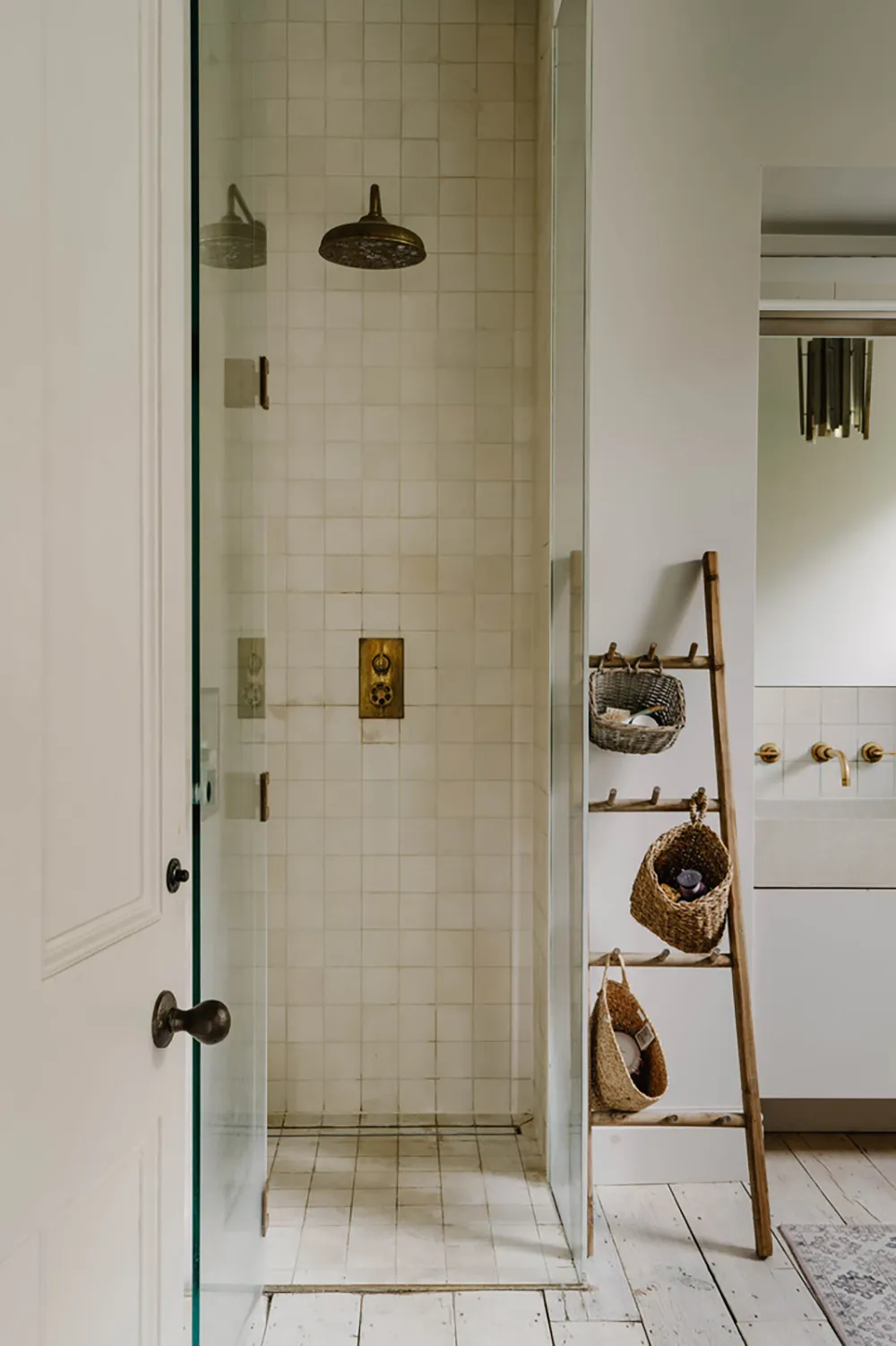 Przyjazne szaro-beżowe wnętrza wiktoriańskiego mieszkania w Anglii - Gallery image 18