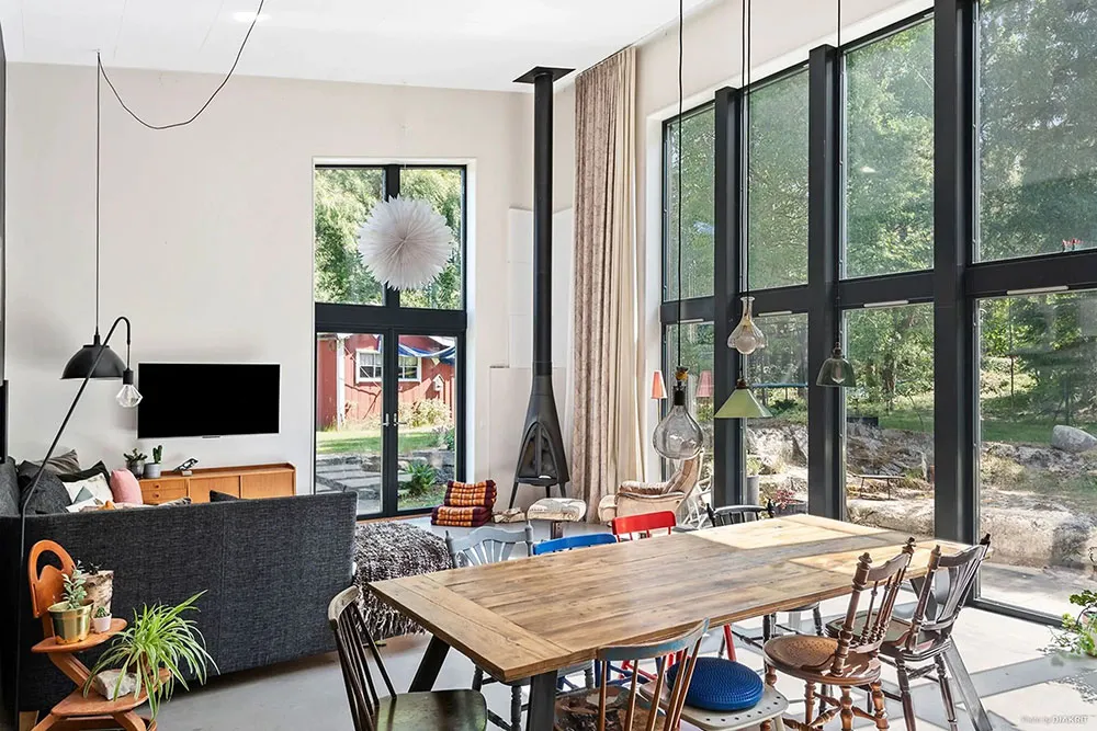 Moderne Hütte mit einflügiger Dachform und geräumiger Wohnzimmer - Gallery image 4