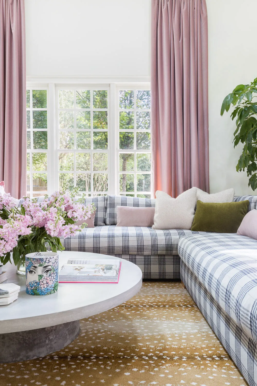 Teintes printanières et motifs géométriques : intérieur agréable au Tennessee - Gallery image 2