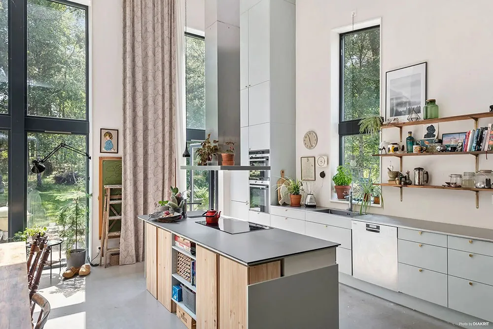 Moderne Hütte mit einflügiger Dachform und geräumiger Wohnzimmer - Gallery image 2