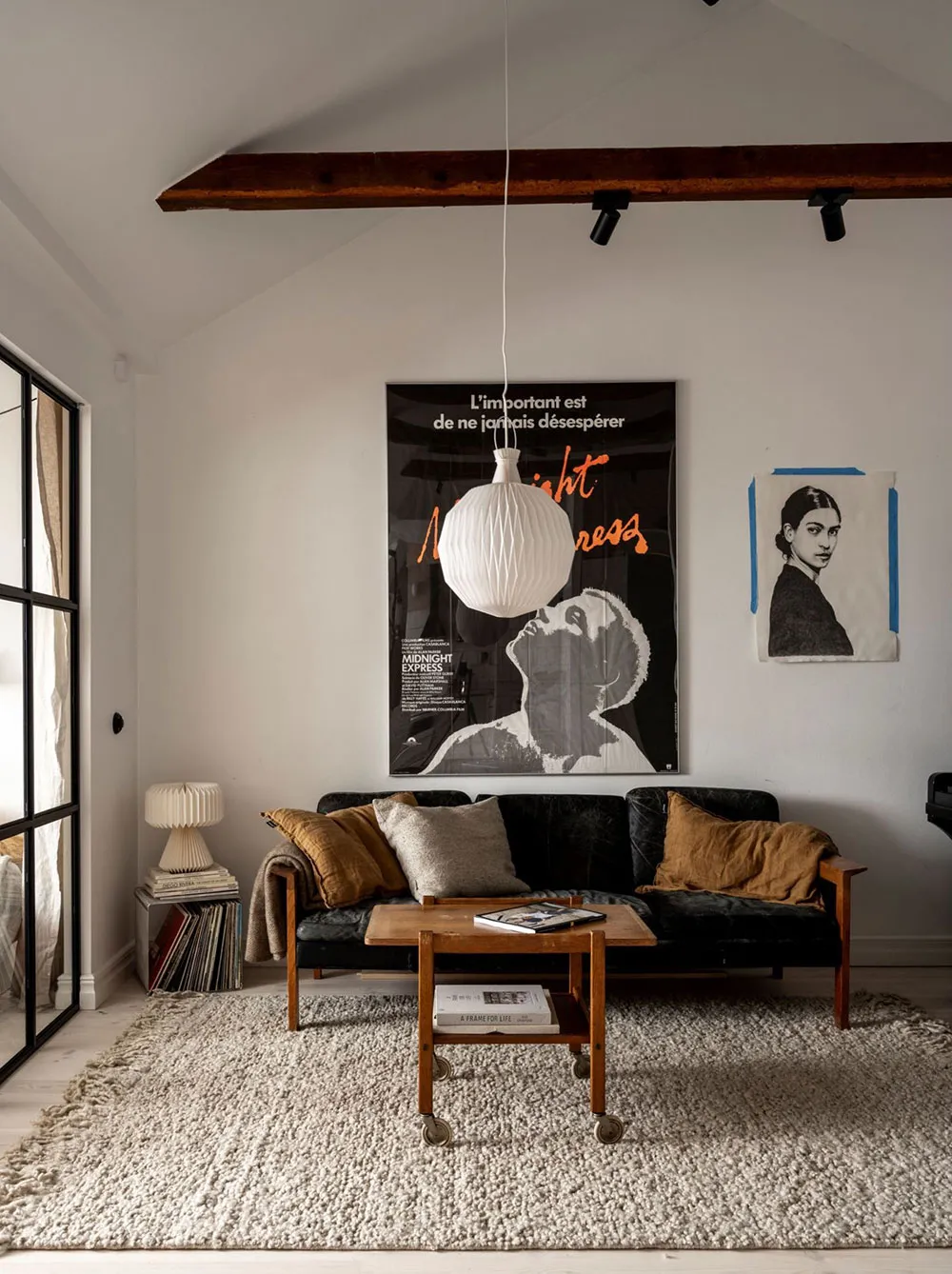 Stylowa mieszkania na dachu z belkami i czarnymi akcentami w dekoracji (45 m²) - 2