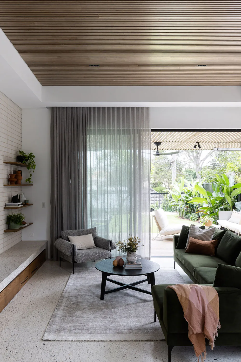 Weißer Backstein und grüne Akzente: Frischer Design-Stil eines Hauses in Sydney - Gallery image 1