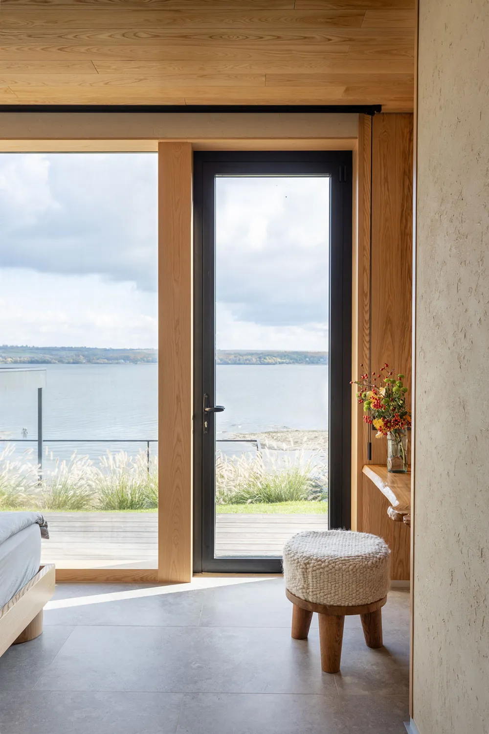 Теплий сучасний інтер'єр біля Дніпра - Gallery image 13