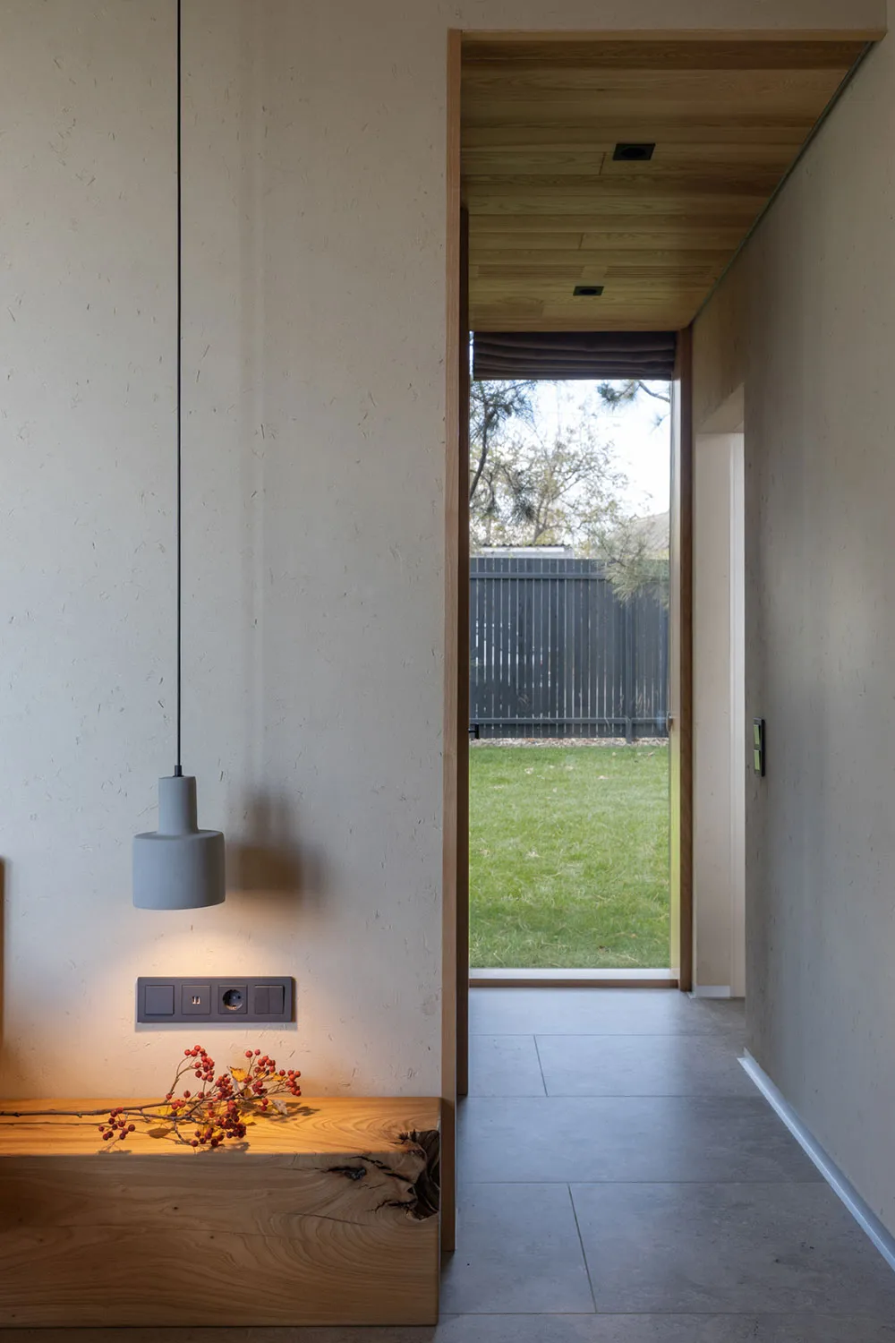 Теплий сучасний інтер'єр біля Дніпра - Gallery image 19