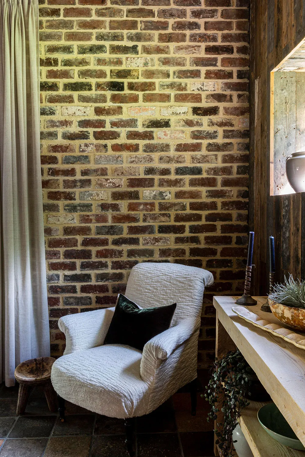 Beauty of Rough Wood and Brick: Cozy Barn in England - Gallery image 5