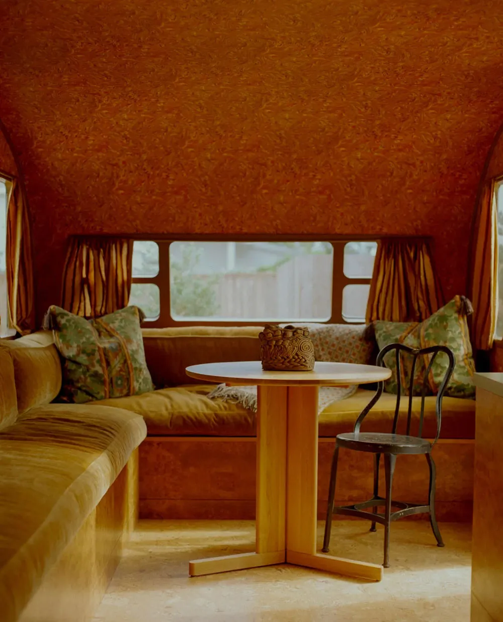 अधिकतमवादी सपना: मालिबू में दिलचस्प सजावट के साथ एक गर्म एवं आरामदायक घर - 20