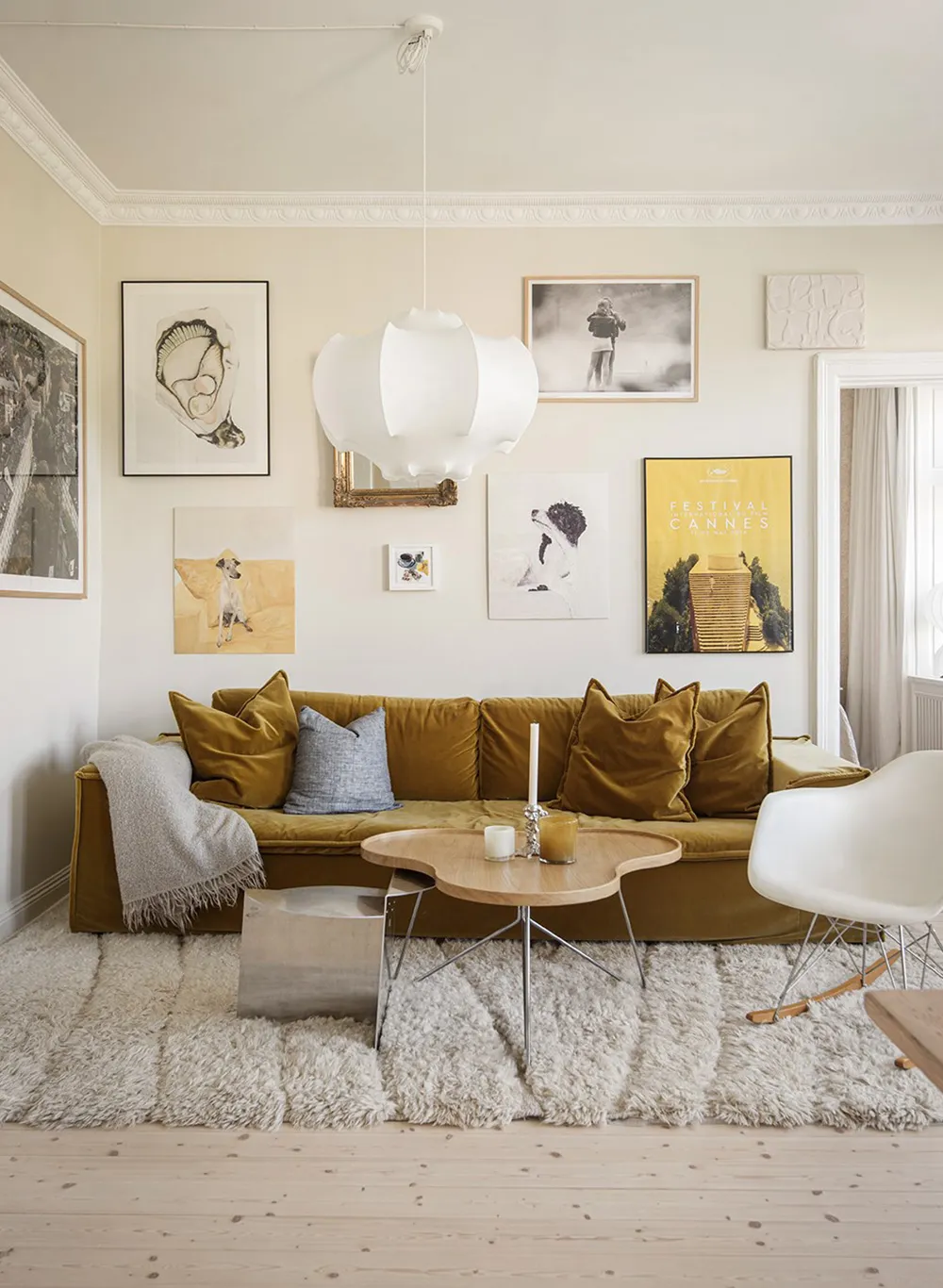 Teintes agréables de jaune dans un appartement scandinave lumineux (66 m²) - Gallery image 1