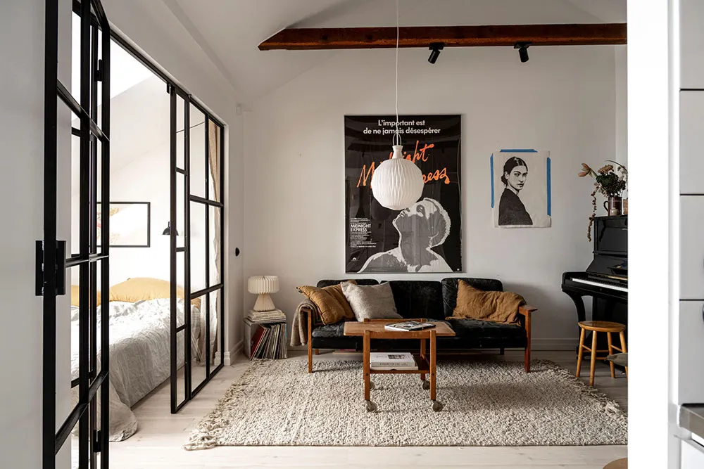 Stylowa mieszkania na dachu z belkami i czarnymi akcentami w dekoracji (45 m²)