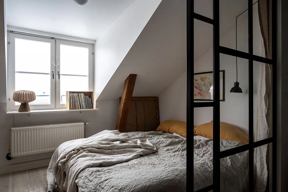 Stylowa mieszkania na dachu z belkami i czarnymi akcentami w dekoracji (45 m²) - 10