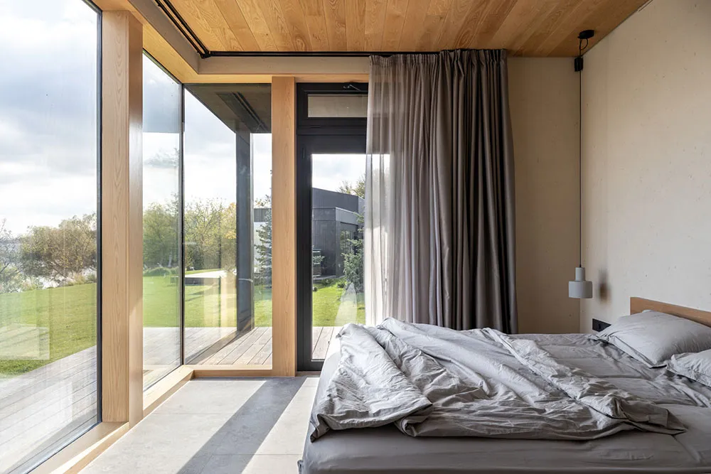 Теплий сучасний інтер'єр біля Дніпра - Gallery image 17