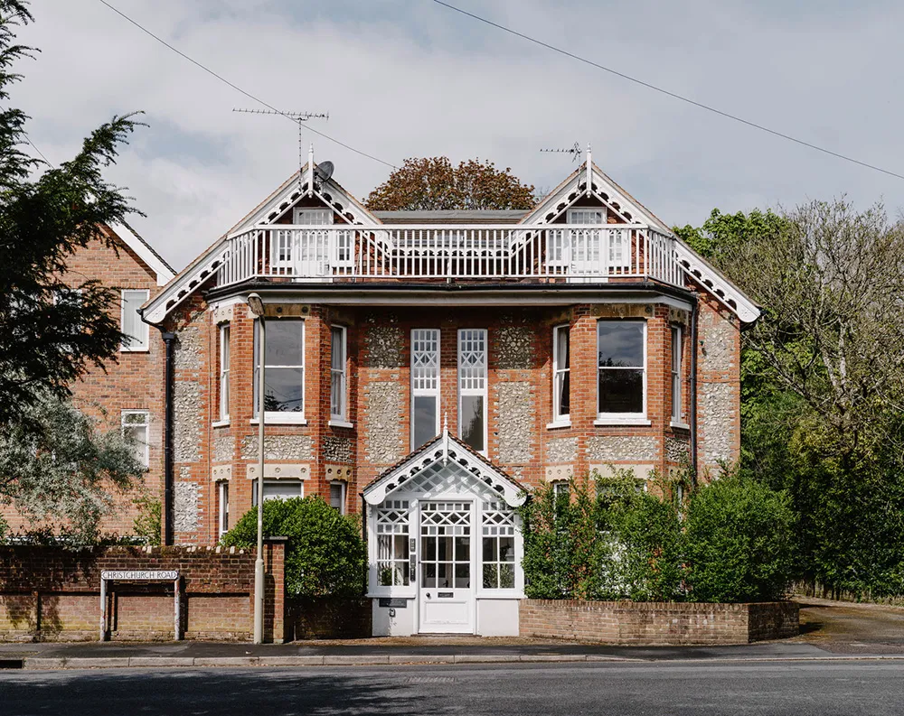 Przyjazne szaro-beżowe wnętrza wiktoriańskiego mieszkania w Anglii - Gallery image 1